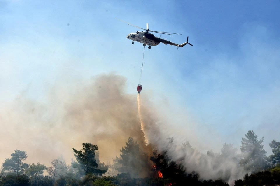 Στις φλόγες η Σμύρνη – Πύρινη «κόλαση» στα παράλια – Τουρκικά ΜΜΕ: «Μας καίνε οι Κούρδοι!»